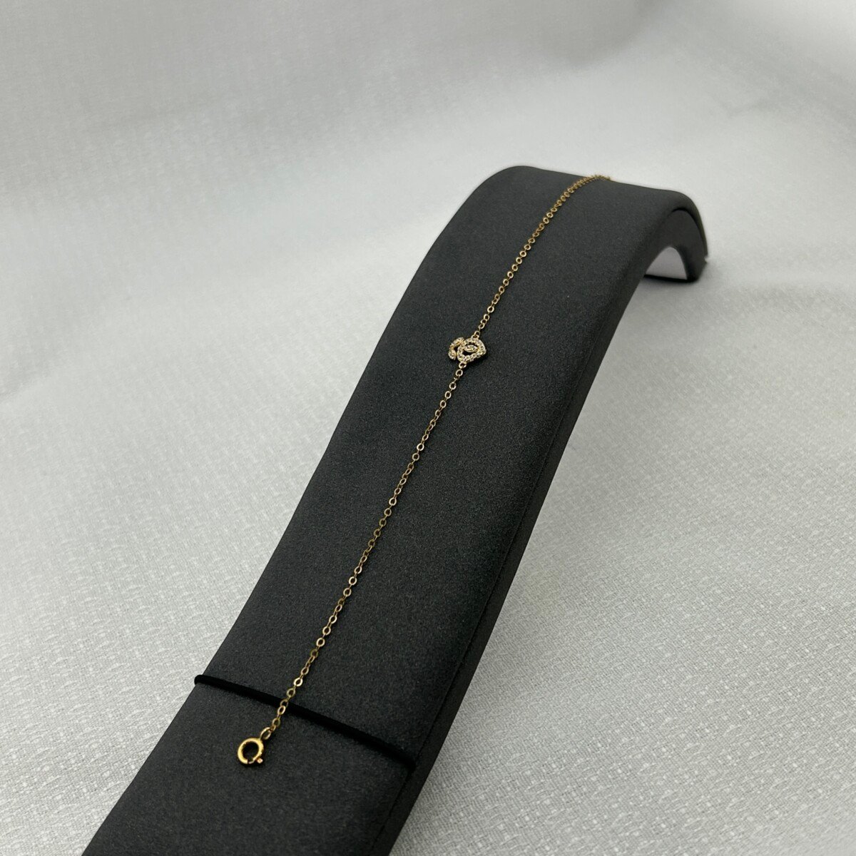 IMG_2979 سوار ذهب عيار 18 بتصميم قلب مرصع ناعم من تصميم الماس جولدانا