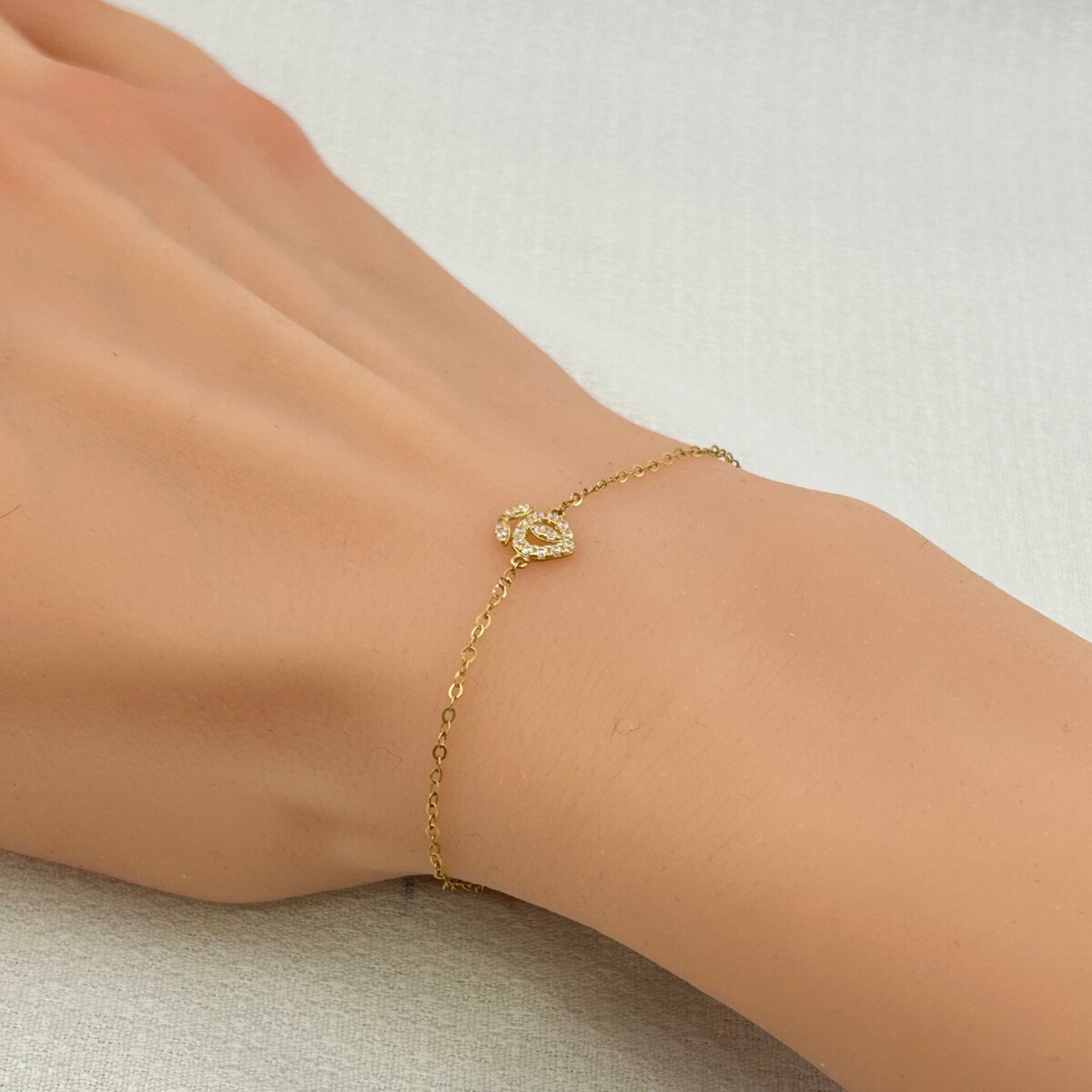 IMG_2981 سوار ذهب عيار 18 بتصميم قلب مرصع ناعم تصميم الماس من جولدانا