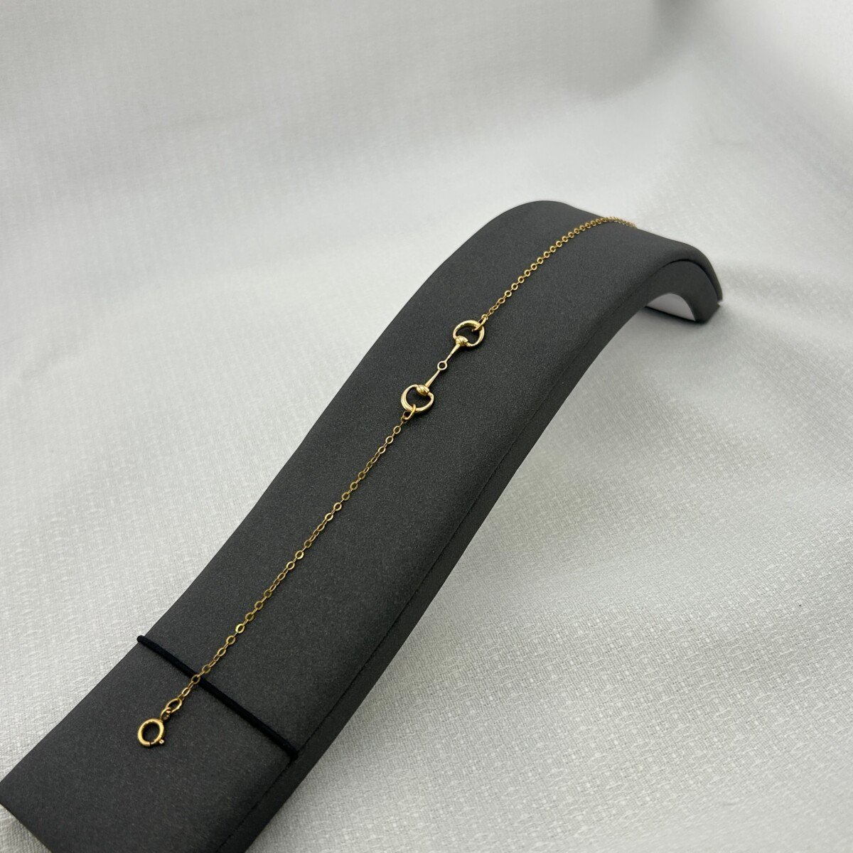 IMG_2987 سوار ذهب عيار 18 بحلقات متقابلة كلاسيكية من جولدانا