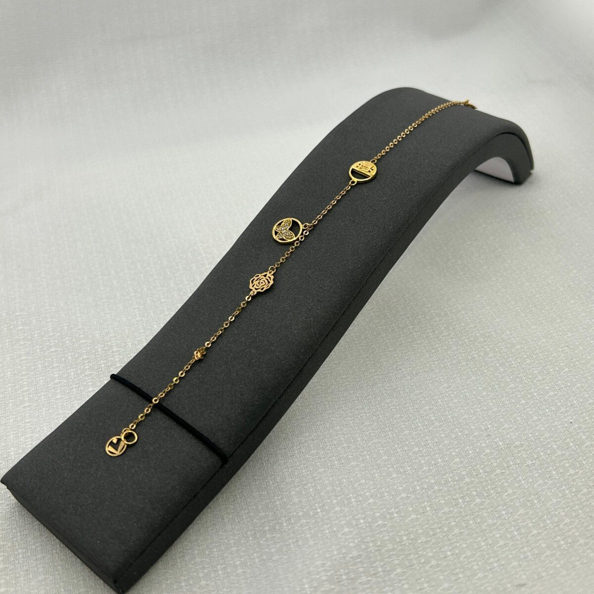 IMG_2991 سوار ذهب عيار 18 بأيقونات دائرية مرصعة من جولدانا