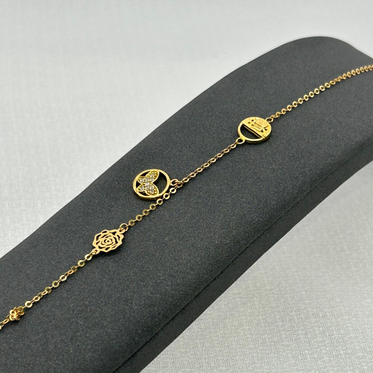 سوار ذهب عيار 18 بأيقونات دائرية مرصعة تصميم عصري من جولدانا