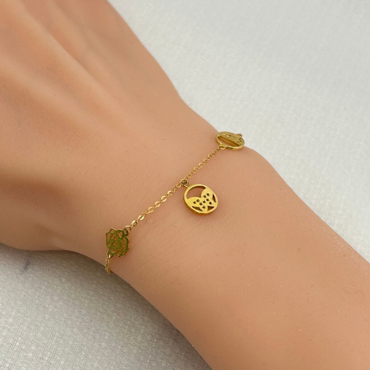 IMG_2993 سوار ذهب عيار 18 بأيقونات دائرية مرصعة تصميم عصري من جولدانا