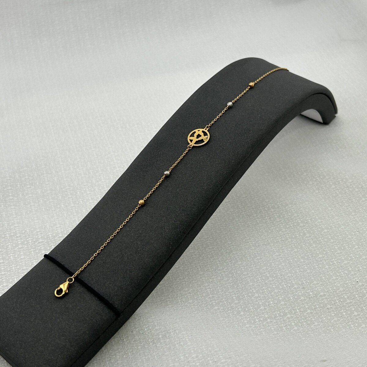 IMG_2995 سوار ذهب عيار 18 بزينة كونية ودوائر لامعة تصميم عصري من جولدانا