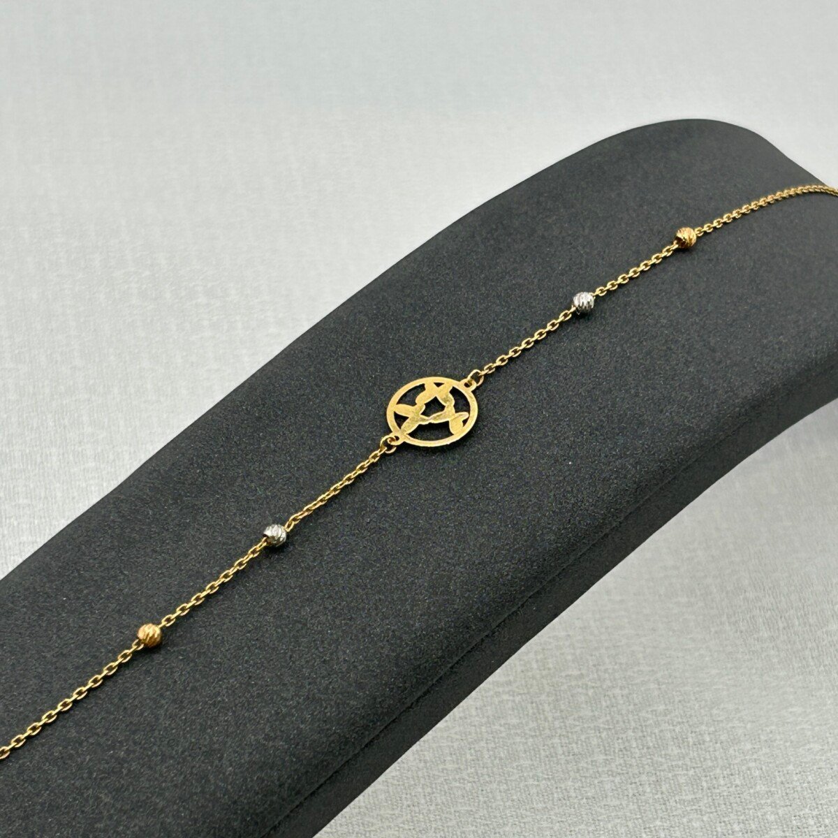 سوار ذهب عيار 18 بزينة كونية ودوائر لامعة تصميم عصري من جولدانا