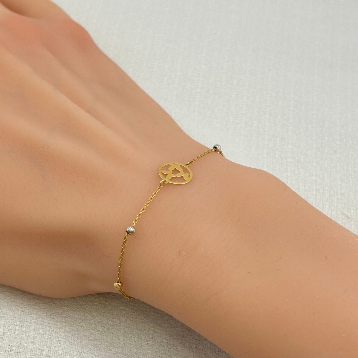 IMG_2997 سوار ذهب عيار 18 بزينة كونية ودوائر لامعة تصميم عصري من جولدانا