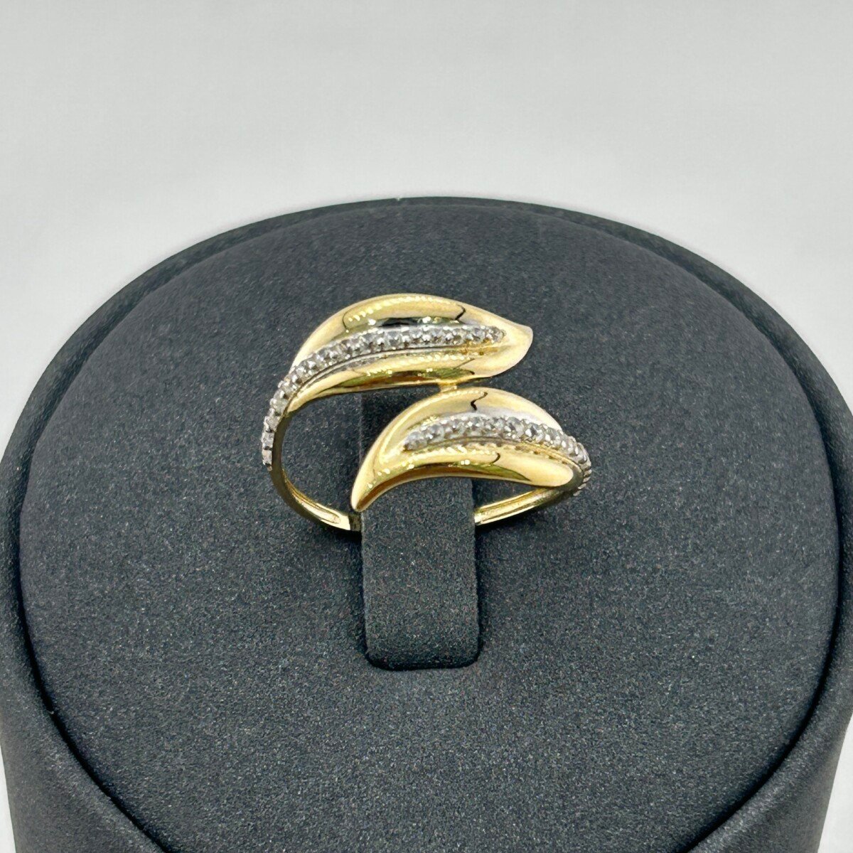 خاتم ذهب عيار 18 بتصميم ورقتين متقابلتين من جولدانا