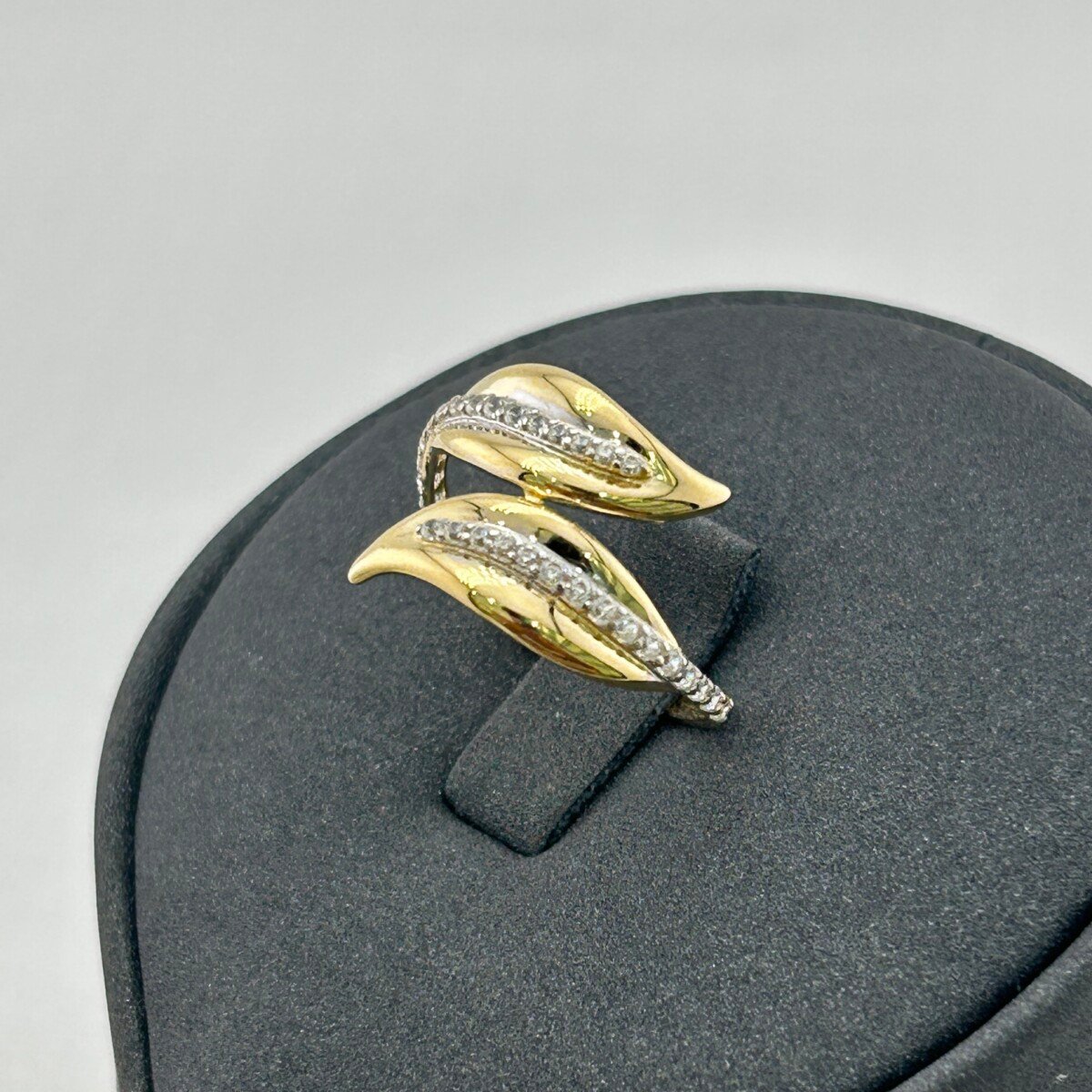 IMG_3004 خاتم ذهب عيار 18 بتصميم ورقتين متقابلتين من جولدانا