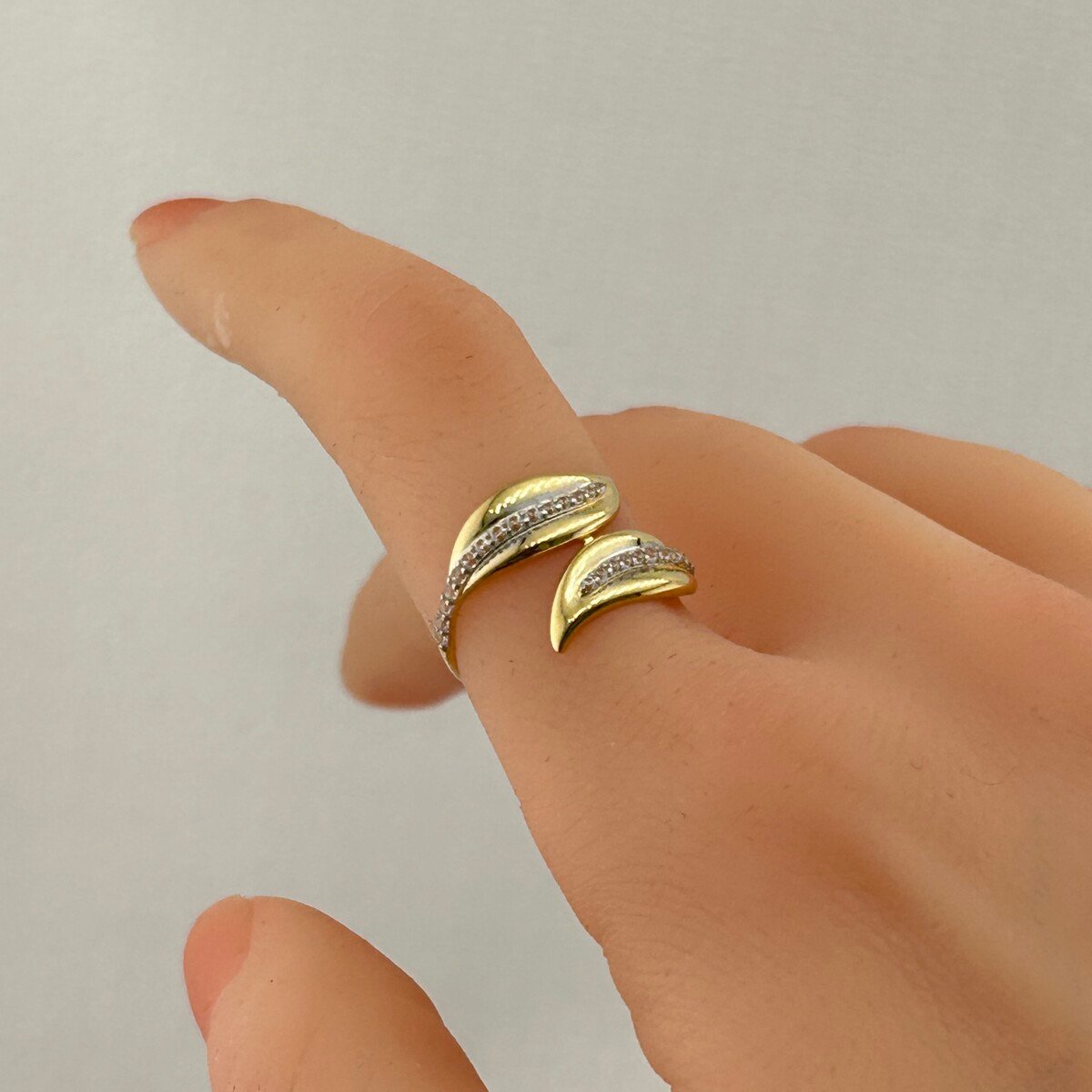 IMG_3005 خاتم ذهب عيار 18 بتصميم ورقتين متقابلتين من جولدانا