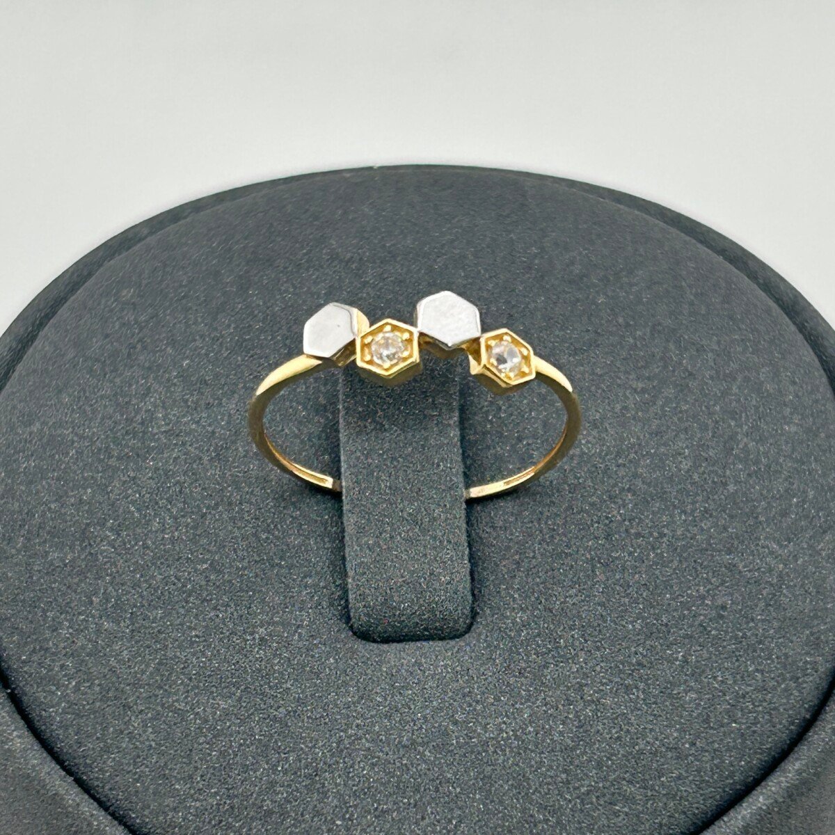 خاتم ذهب عيار 18 بتصميم سداسي ناعم من جولدانا