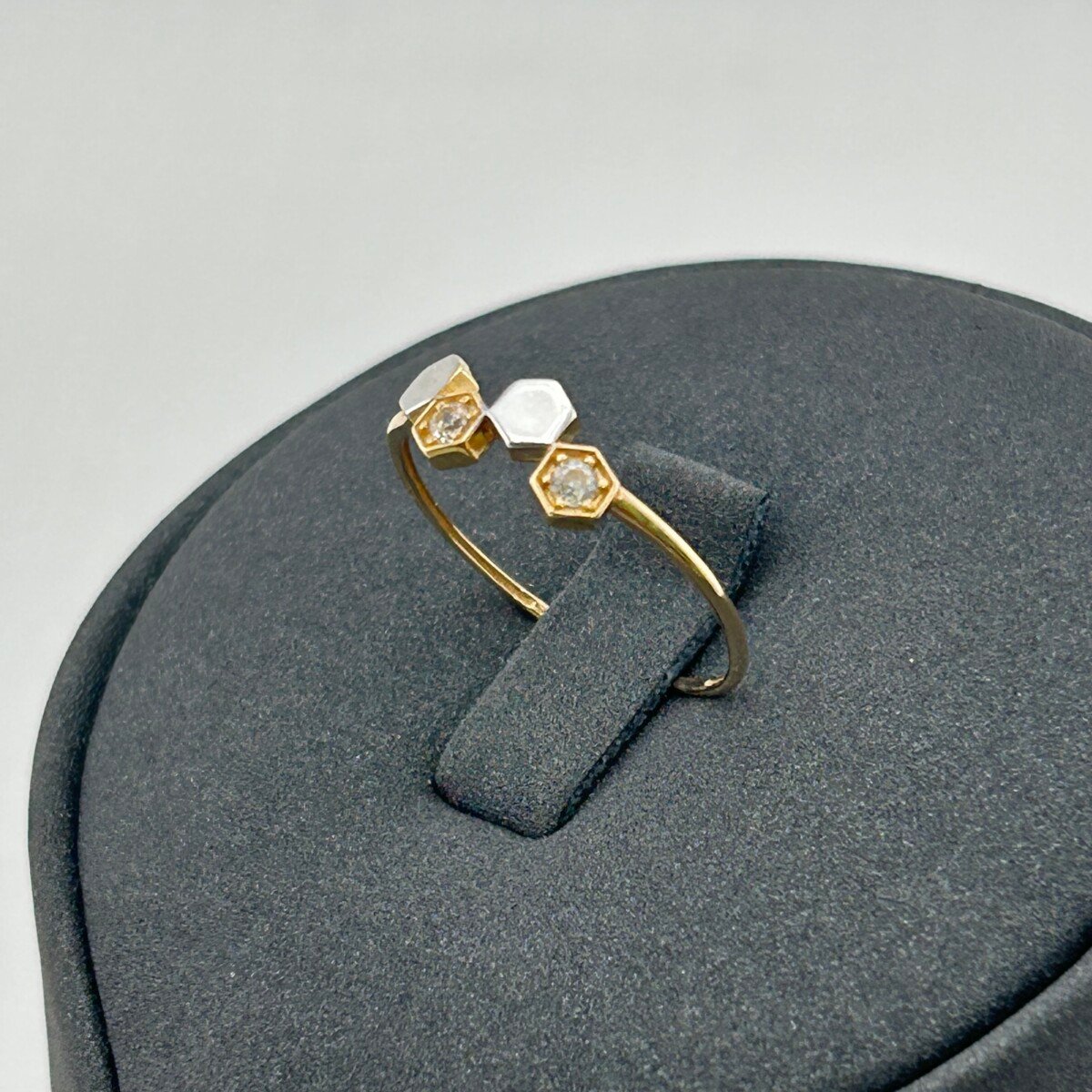 IMG_3008 خاتم ذهب عيار 18 بتصميم سداسي ناعم من جولدانا