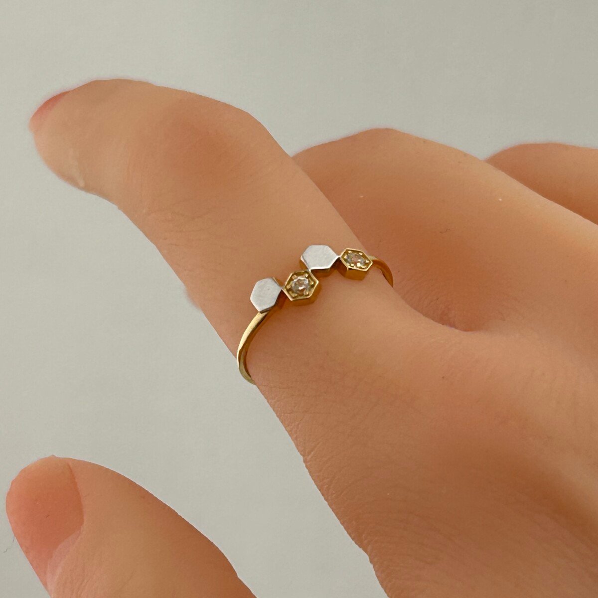 IMG_3009 خاتم ذهب عيار 18 بتصميم سداسي ناعم من جولدانا