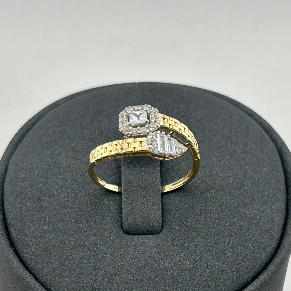 خاتم ذهب عيار 18 بحجرين فاخرين من جولدانا