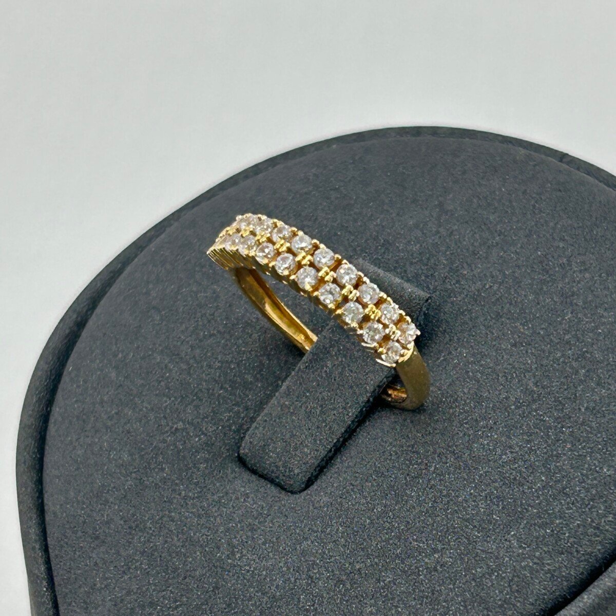 IMG_3016 خاتم ذهب عيار 18 مرصوف بالكامل من جولدانا بتصميم كلاسيكي