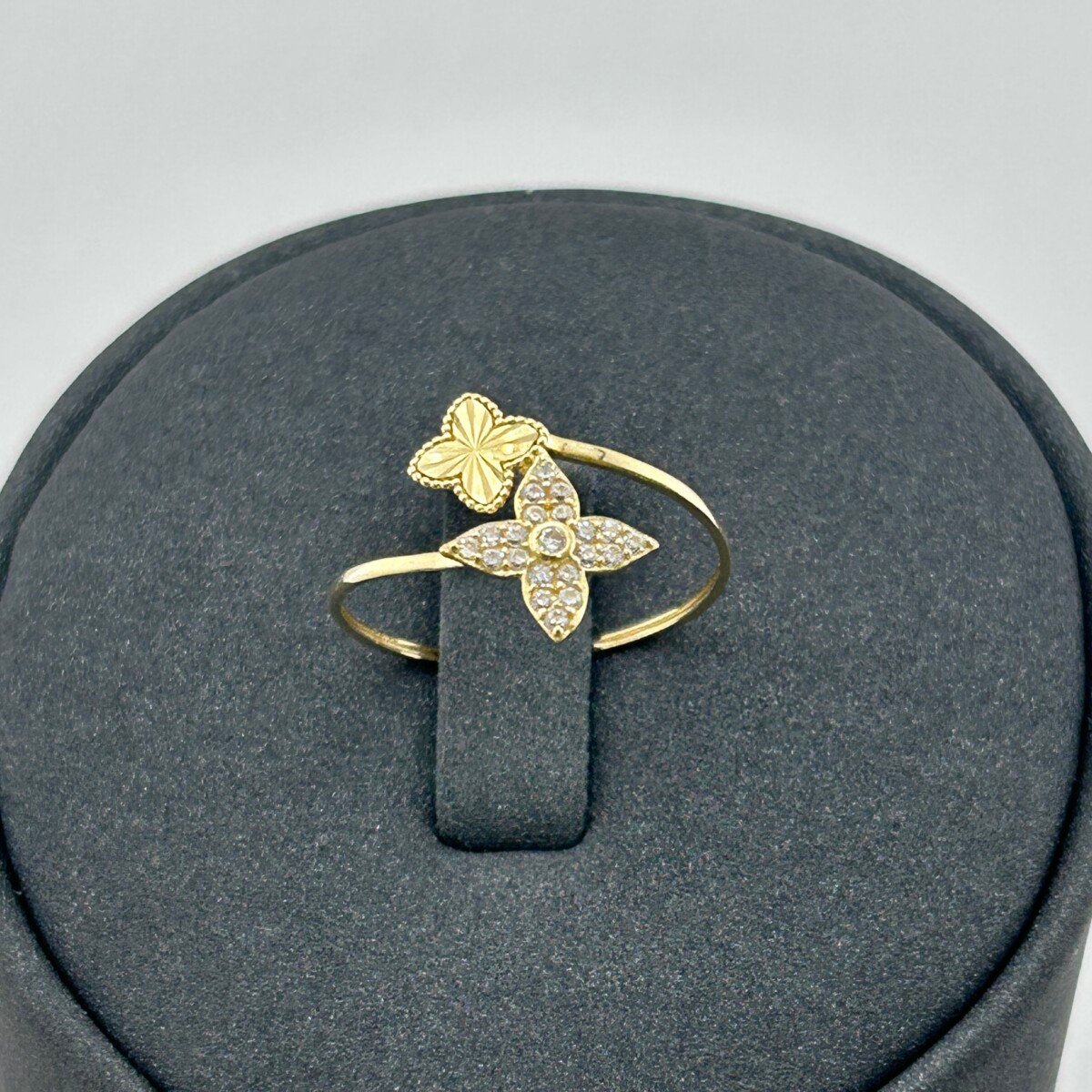 خاتم ذهب عيار 18 بفراشتين متقابلتين من جولدانا بتصميم عصري