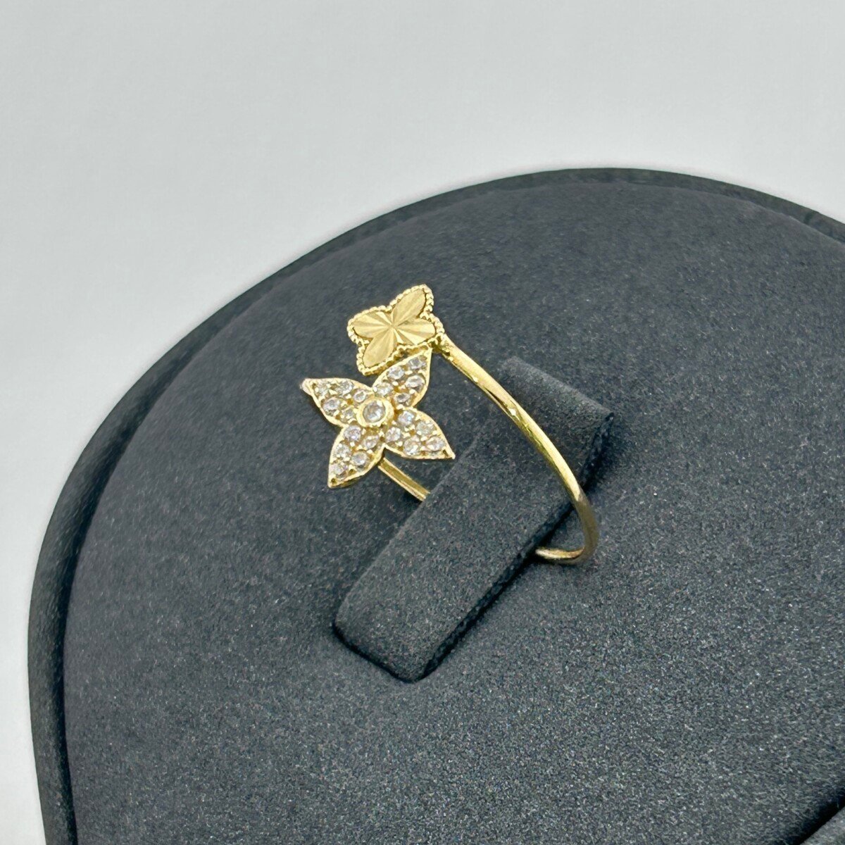 IMG_3020 خاتم ذهب عيار 18 بفراشتين متقابلتين من جولدانا بتصميم عصري