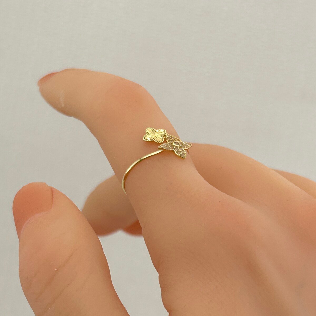 IMG_3022 خاتم ذهب عيار 18 بفراشتين متقابلتين من جولدانا بتصميم عصري