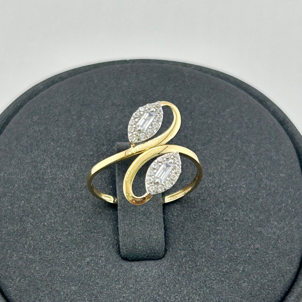 خاتم ذهب عيار 18 بحجري زركون ماركيز من جولدانا بتصميم الماس