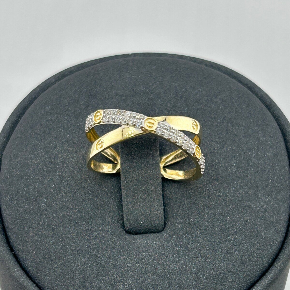 خاتم ذهب عيار 18 بتصميم متقاطع عصري من جولدانا