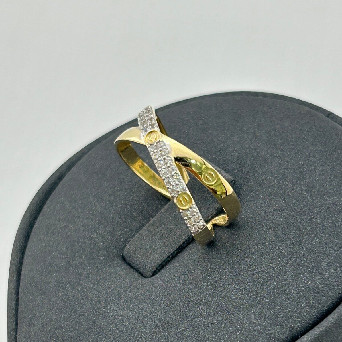 IMG_3028 خاتم ذهب عيار 18 بتصميم متقاطع عصري من جولدانا