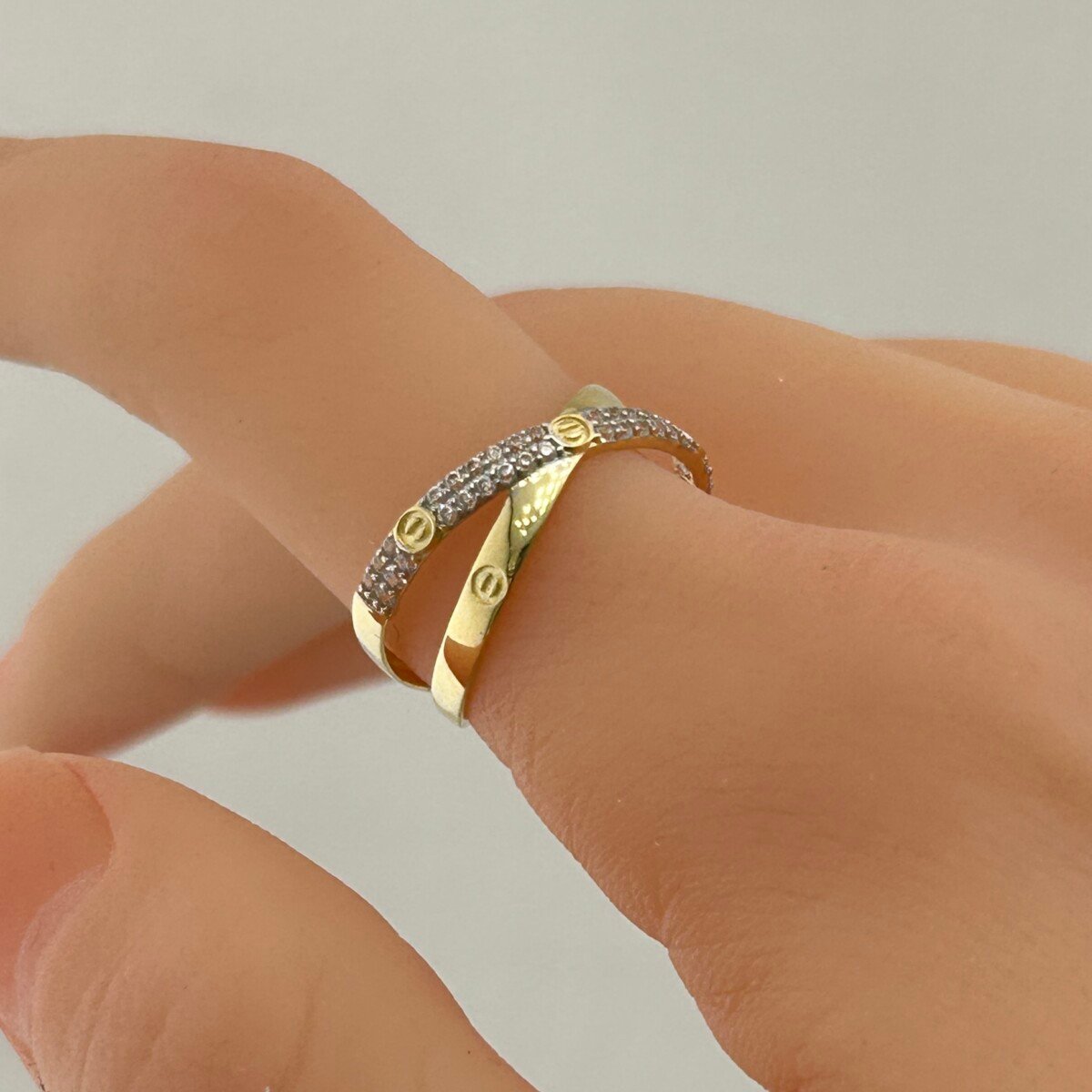 IMG_3029 خاتم ذهب عيار 18 بتصميم متقاطع عصري من جولدانا