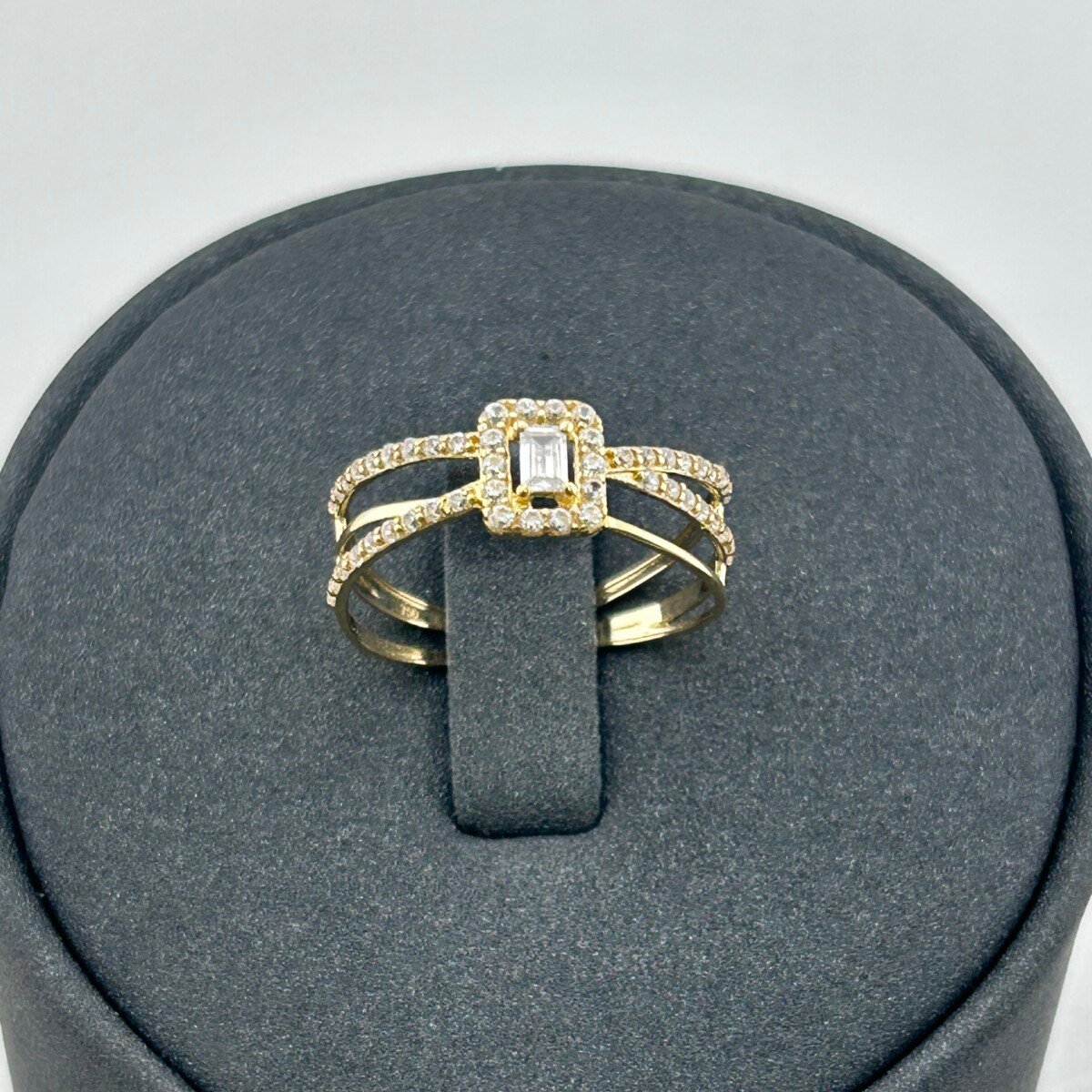 خاتم ذهب عيار 18 تصميم الماس بحجر مركزي من جولدانا