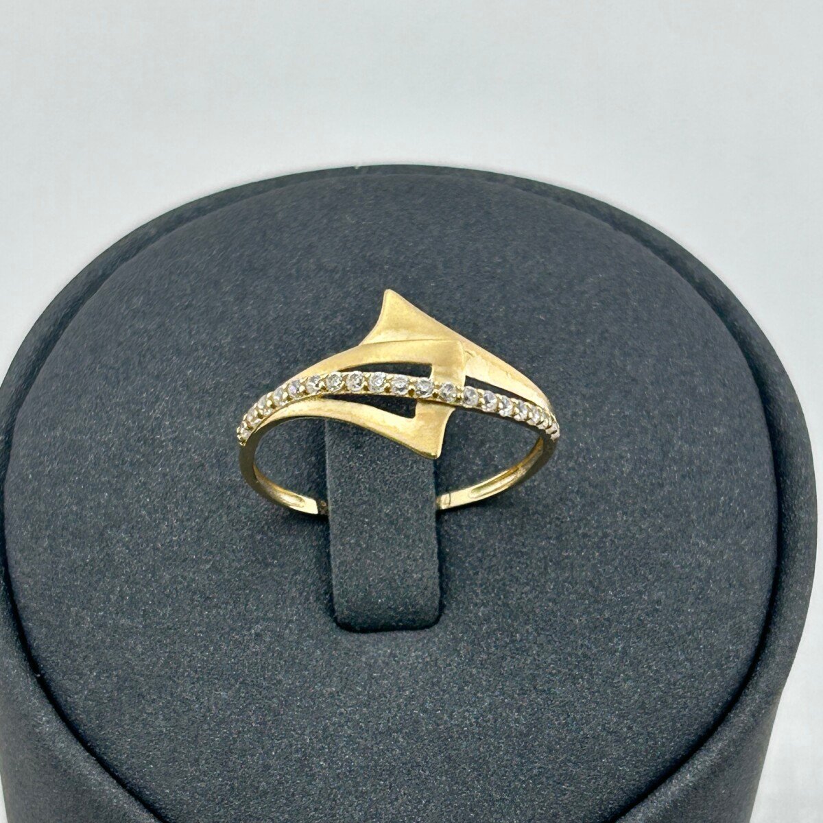 خاتم ذهب عيار 18 تصميم عصري مائل بفصوص لامعة من جولدانا