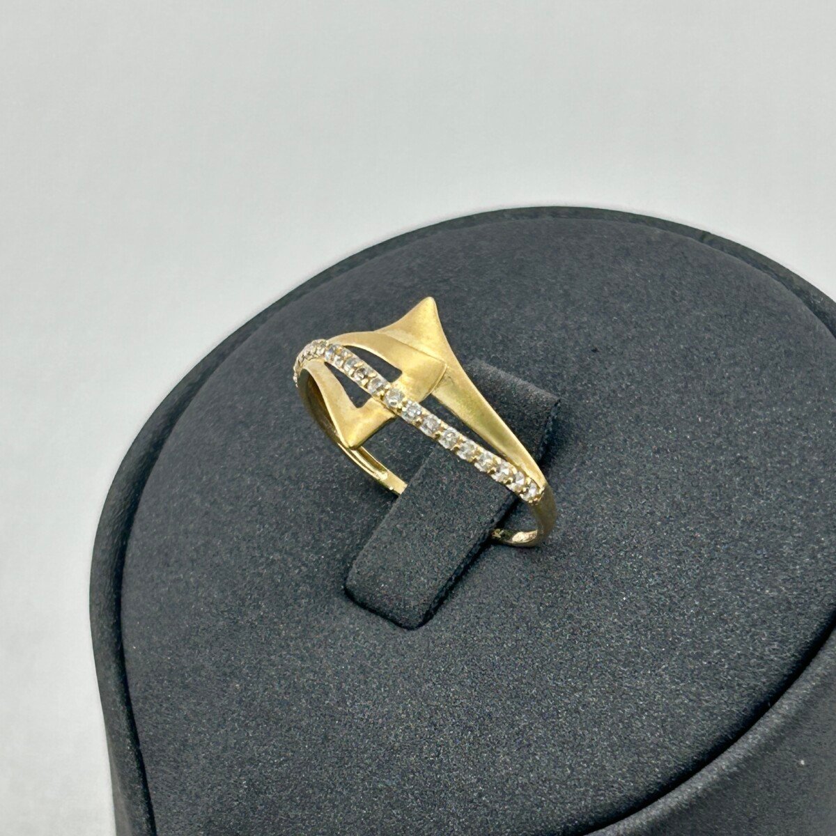 IMG_3040 خاتم ذهب عيار 18 تصميم عصري مائل بفصوص لامعة من جولدانا