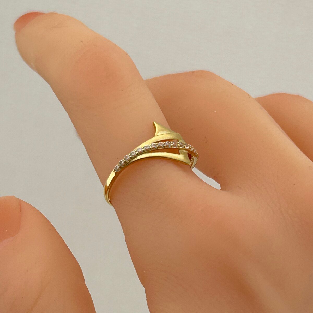 IMG_3041 خاتم ذهب عيار 18 تصميم عصري مائل بفصوص لامعة من جولدانا