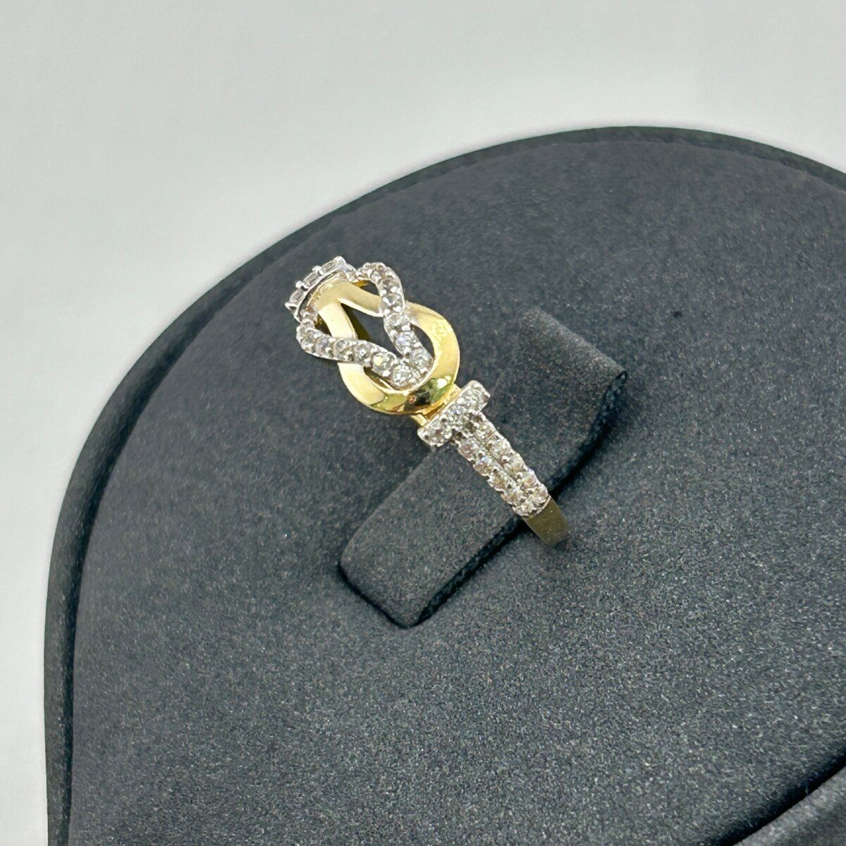 IMG_3044 خاتم ذهب عيار 18 تصميم الماس بتشابك مرصع فخم من جولدانا