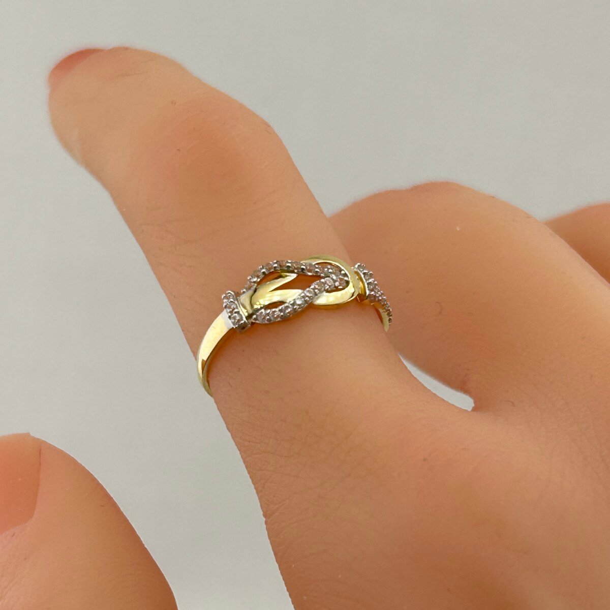 IMG_3045 خاتم ذهب عيار 18 تصميم الماس بتشابك مرصع فخم من جولدانا