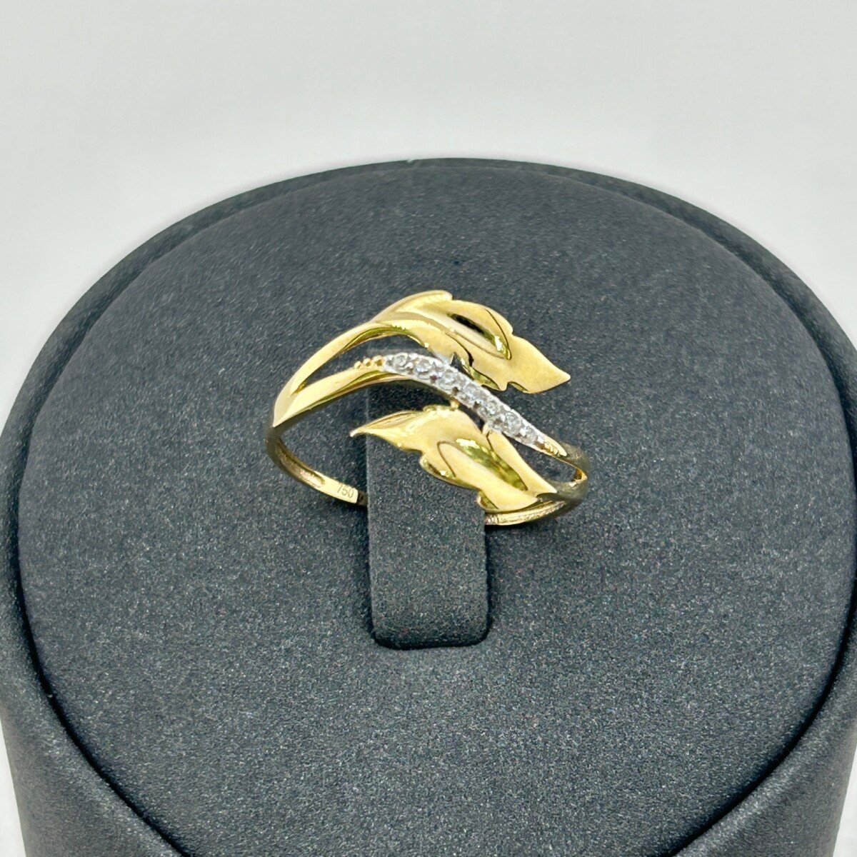 خاتم ذهب عيار 18 تصميم كلاسيكي بأوراق منحنية مرصعة من جولدانا