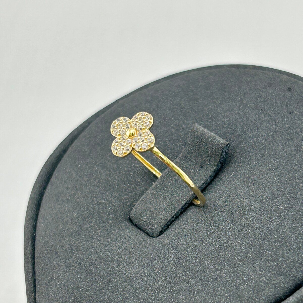 IMG_3056 خاتم ذهب عيار 18 بتصميم زهري مرصع بالفصوص من جولدانا