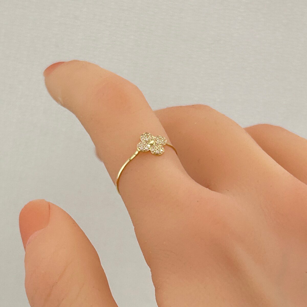 IMG_3057 خاتم ذهب عيار 18 بتصميم زهري مرصع بالفصوص من جولدانا