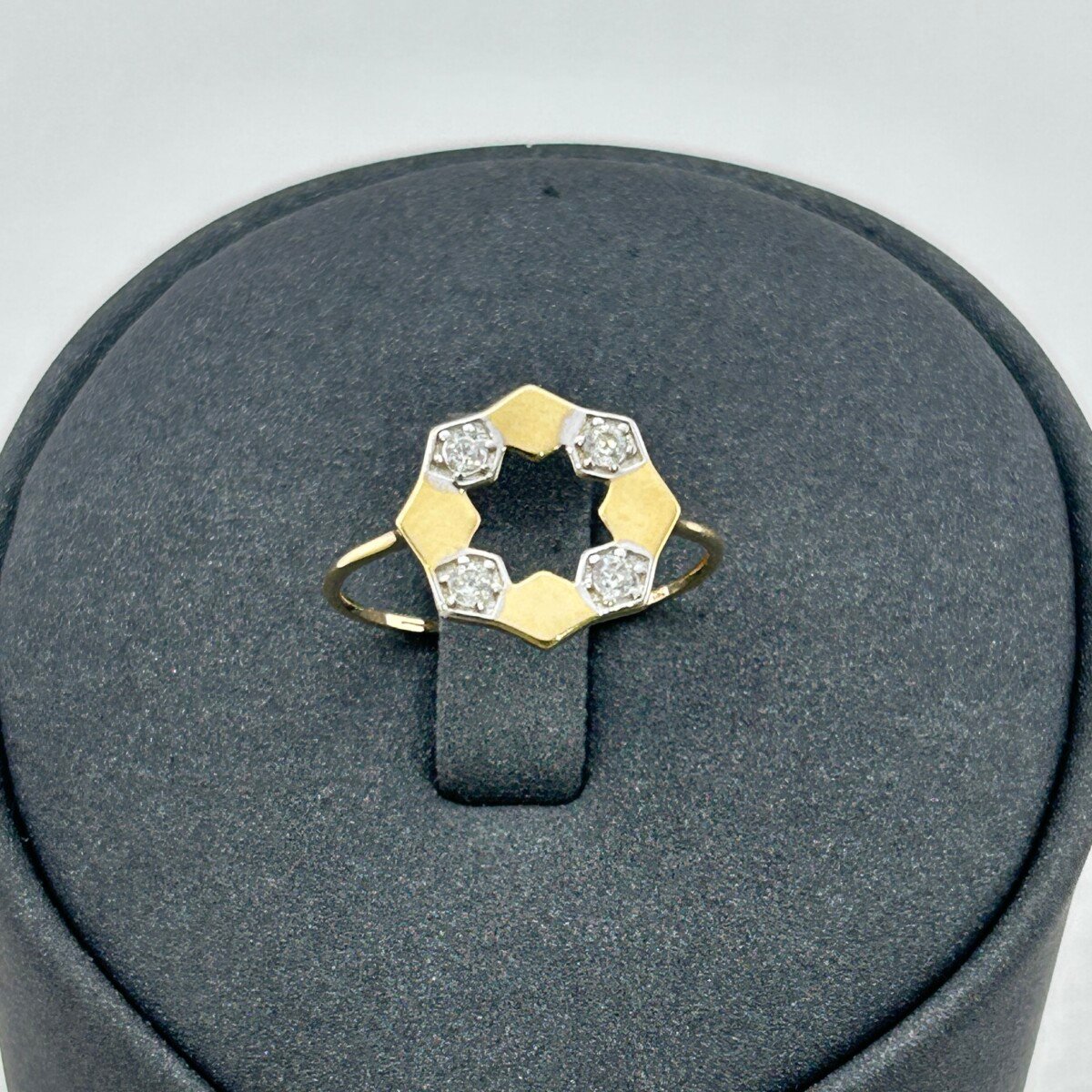 خاتم ذهب عيار 18 بتصميم سداسي هندسي لامع من جولدانا