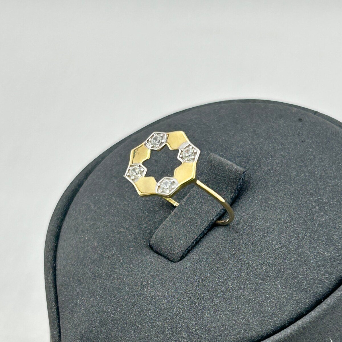 IMG_3060 خاتم ذهب عيار 18 بتصميم سداسي هندسي لامع من جولدانا