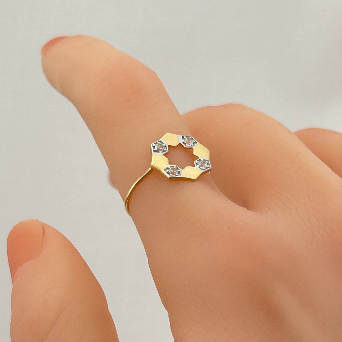 IMG_3061 خاتم ذهب عيار 18 بتصميم سداسي هندسي لامع من جولدانا