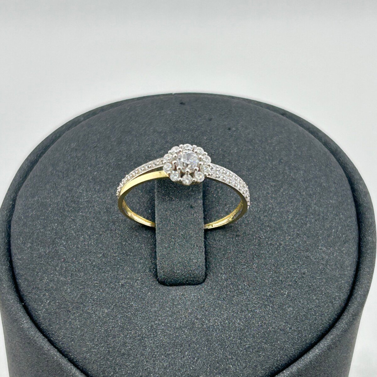 خاتم ذهب عيار 18 بفص دائري لامع بتصميم الماس من جولدانا