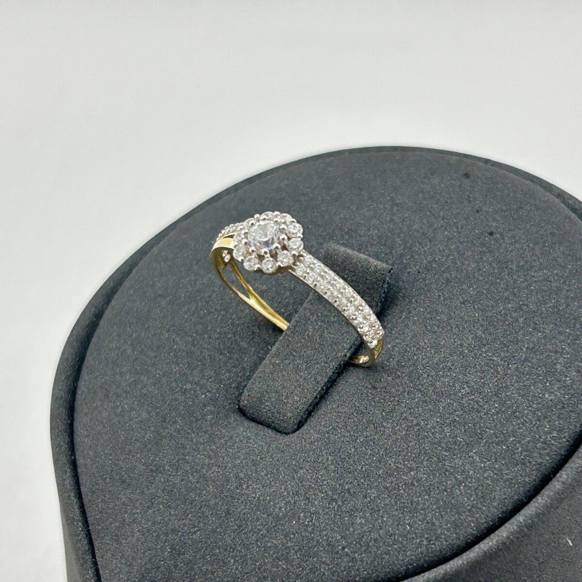 IMG_3064 خاتم ذهب عيار 18 بفص دائري لامع بتصميم الماس من جولدانا