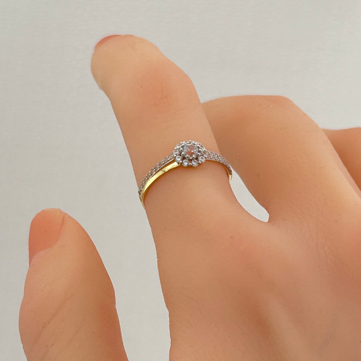 IMG_3065 خاتم ذهب عيار 18 بفص دائري لامع بتصميم الماس من جولدانا