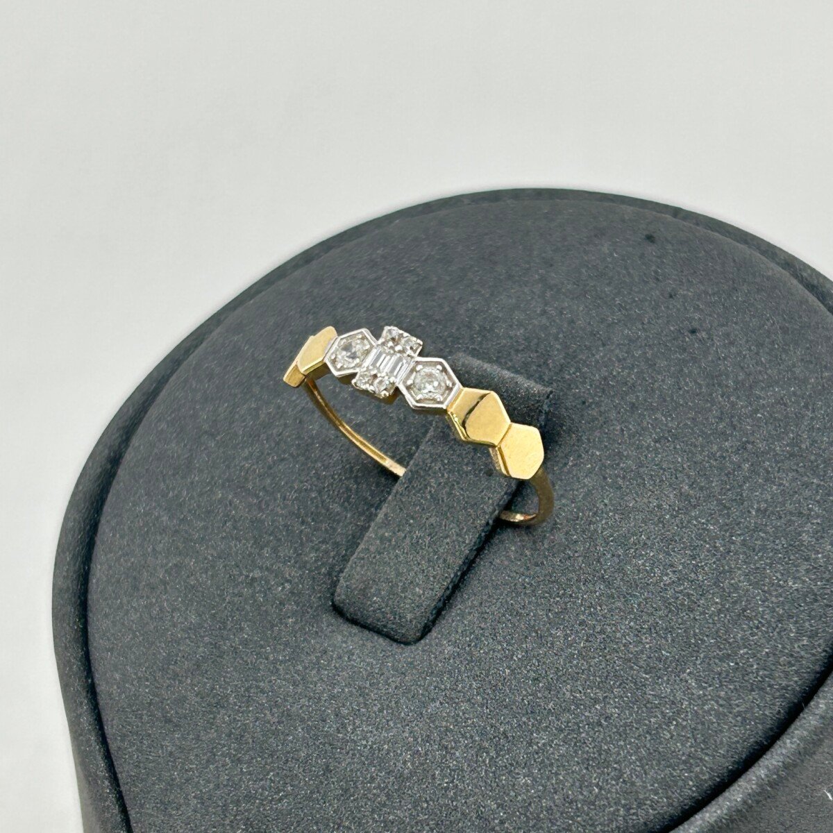 IMG_3068 خاتم ذهب عيار 18 بفصوص سداسية هندسية من جولدانا