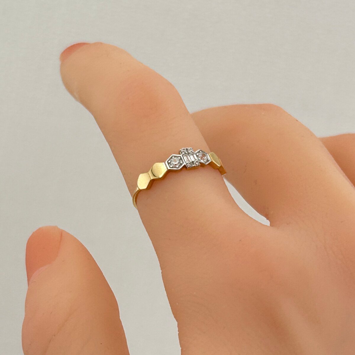 IMG_3069 خاتم ذهب عيار 18 بفصوص سداسية هندسية من جولدانا