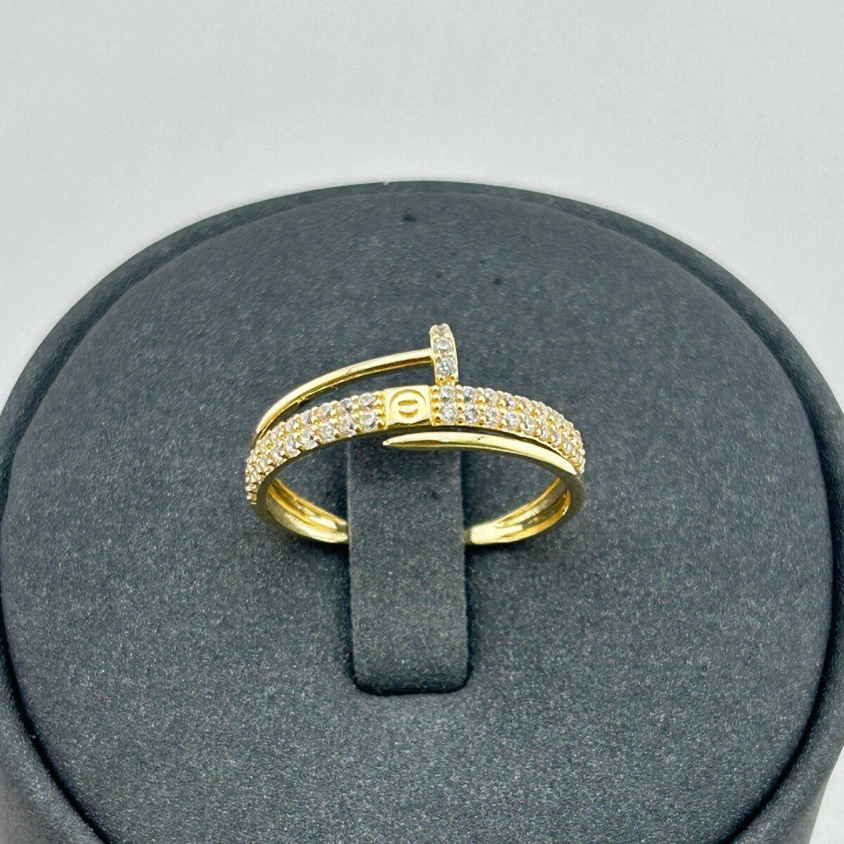 خاتم ذهب عيار 18 بتصميم متداخل مزين بفصوص براقة من جولدانا