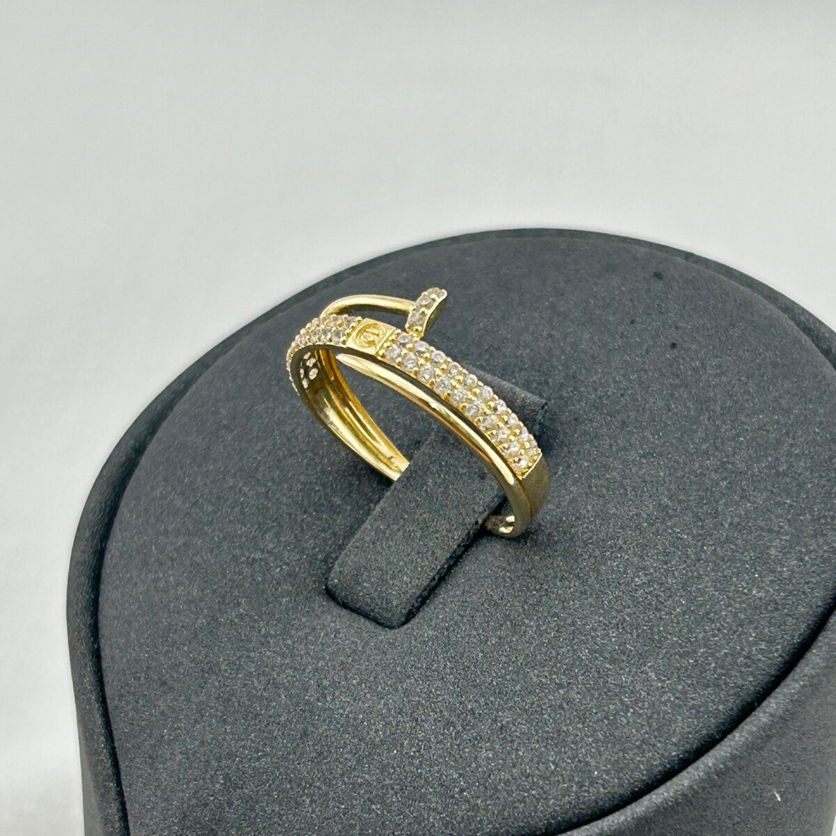 IMG_3072 خاتم ذهب عيار 18 بتصميم متداخل مزين بفصوص براقة من جولدانا