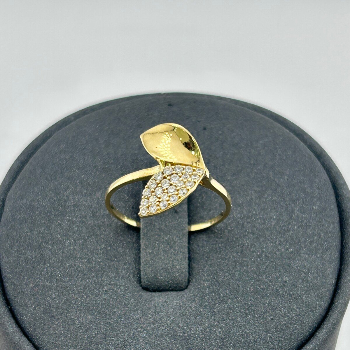خاتم ذهب عيار 18 بشكل ورقة قلب أنثوية مرصعة من جولدانا