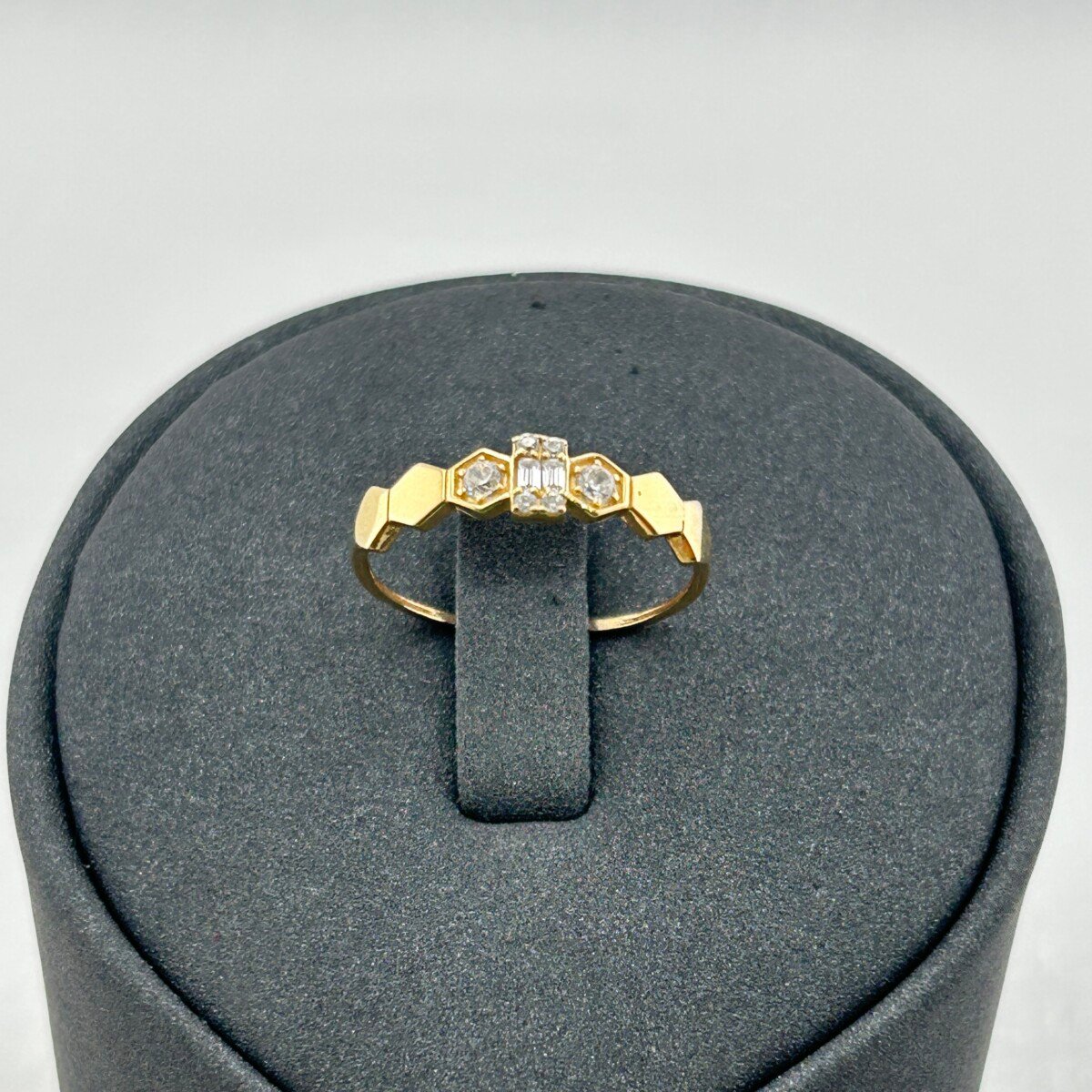 خاتم ذهب عيار 18 بتصميم سداسي متدرج مرصع من جولدانا