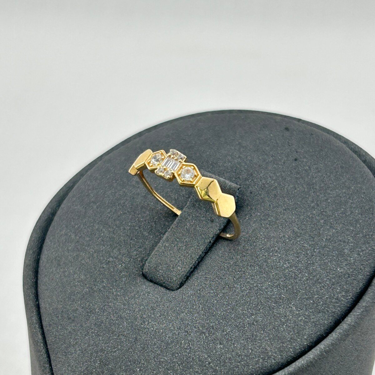 IMG_3080 خاتم ذهب عيار 18 بتصميم سداسي متدرج مرصع من جولدانا