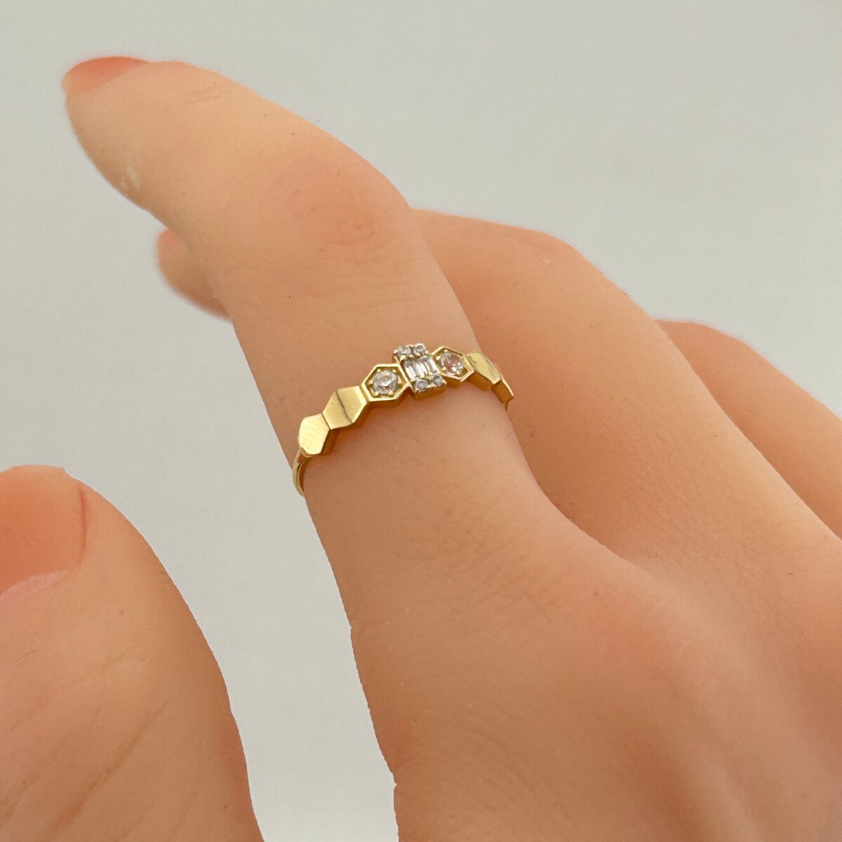 IMG_3081 خاتم ذهب عيار 18 بتصميم سداسي متدرج مرصع من جولدانا