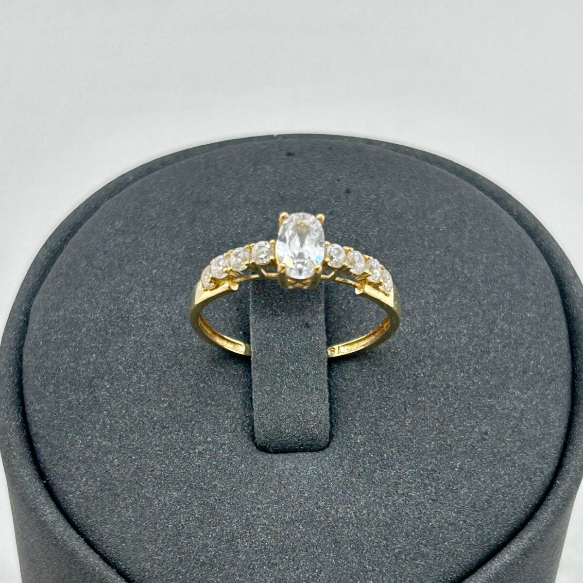 خاتم ذهب عيار 18 بفص بيضاوي مرصع فاخر من جولدانا