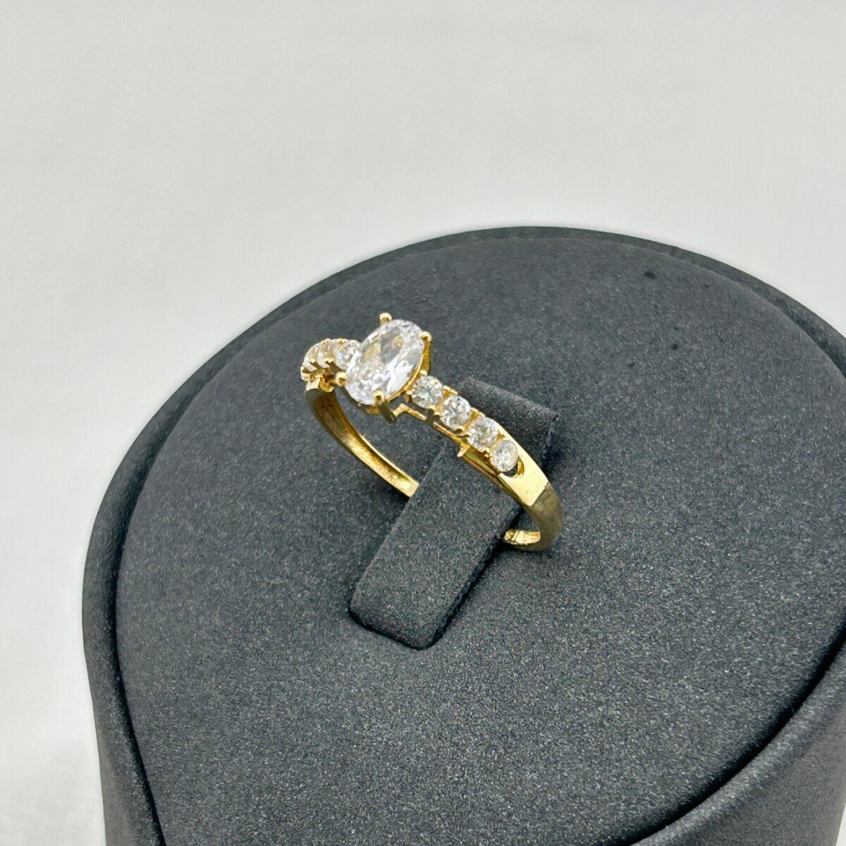 IMG_3088 خاتم ذهب عيار 18 بفص بيضاوي مرصع فاخر من جولدانا