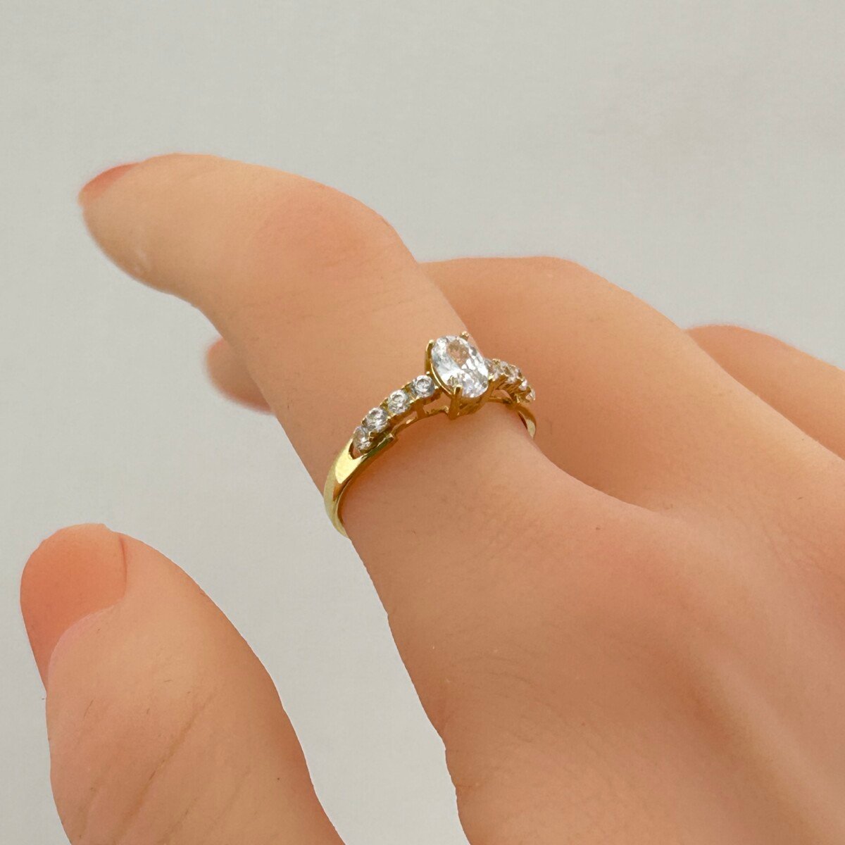 IMG_3089 خاتم ذهب عيار 18 بفص بيضاوي مرصع فاخر من جولدانا